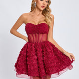 Vestido de noche sin tirantes con perlas y volantes
