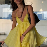 Vestido mini holgado, fluido, con cintura alta y escote en pico.