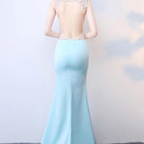 Vestido de noche largo azul transparente con escote en V pronunciado