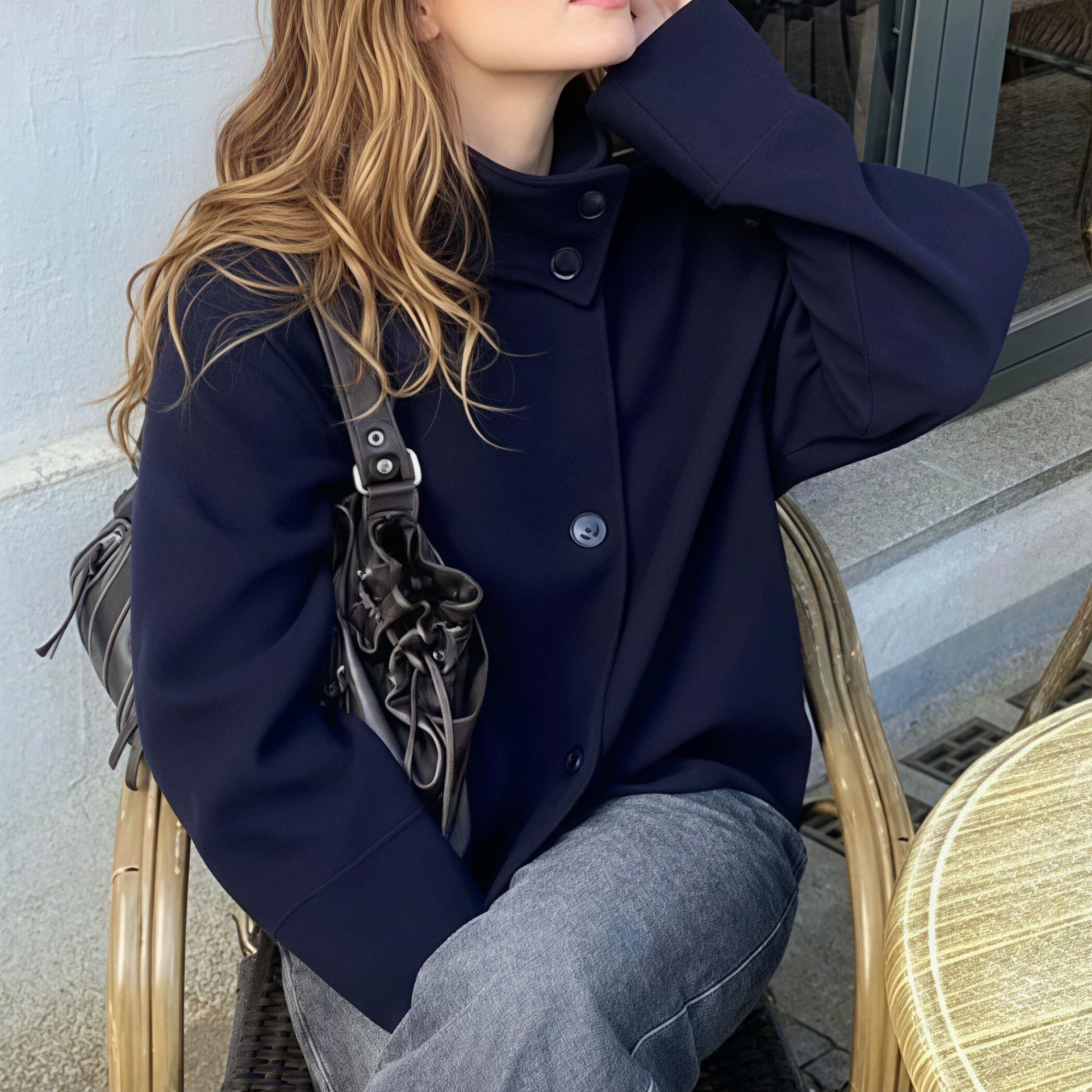 Elegante abrigo de lana liso con botones y cuello alto.