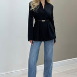 Blazer con escote en pico y detalle en la cintura