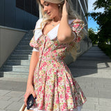 Vestido mini abotonado con cuello Peter Pan y mangas abullonadas florales