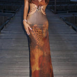 Vestido largo ajustado con espalda descubierta y estampado de leopardo con cadena en la cintura