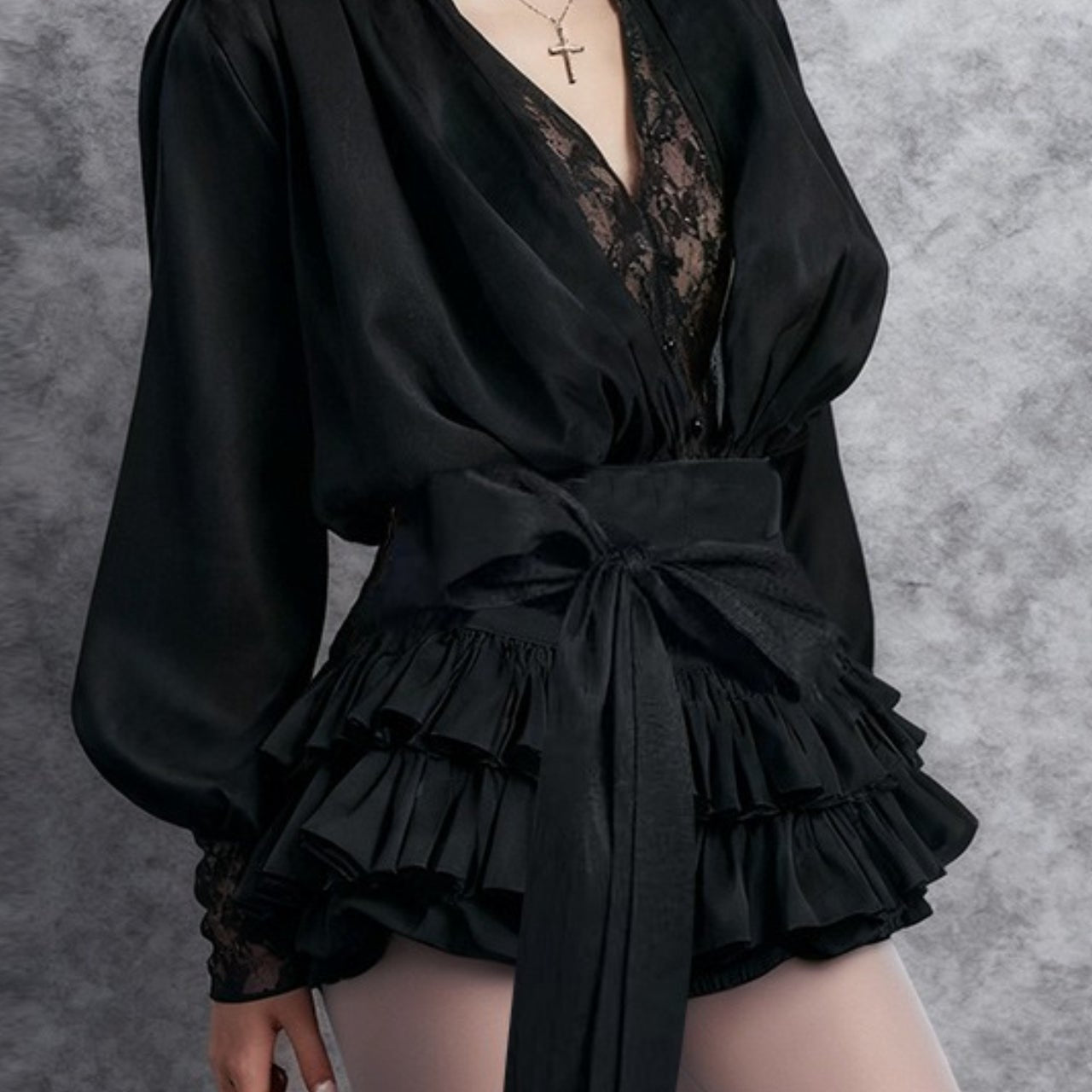 Minivestido elegante y sexy con mangas largas, encaje y volantes.
