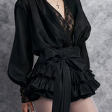 Minivestido elegante y sexy con mangas largas, encaje y volantes.