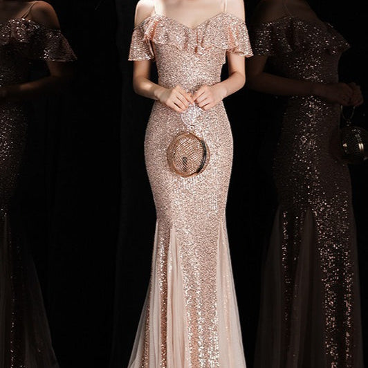 Vestido de noche con lentejuelas y malla y hombros descubiertos