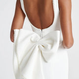 Elegante vestido de noche con lazo y corte entallado.