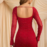 Vestido de noche ajustado con lentejuelas y cuentas, escote cuadrado y manga larga.