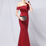 Vestido de noche largo estilo sirena con hombros descubiertos