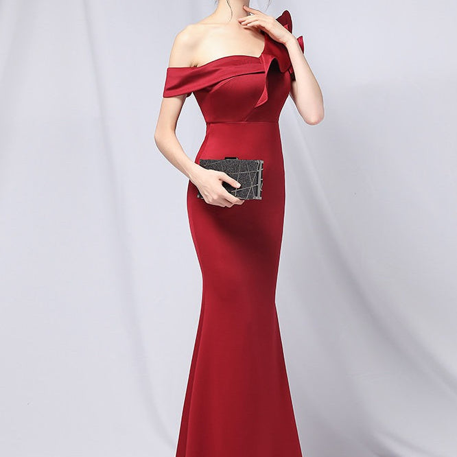 Vestido de noche largo estilo sirena con hombros descubiertos