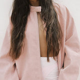 Chaqueta minimalista de ante con cuello alto