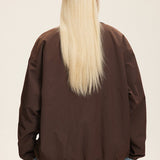 Chaqueta reversible con cuello alto y bloques de color.