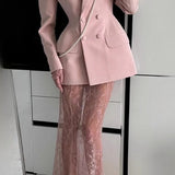 Conjunto de dos piezas: blazer elegante y falda de encaje.