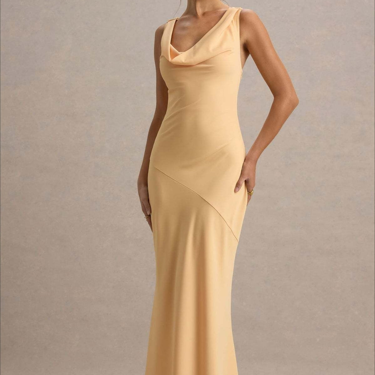 Vestido de noche sirena de satén con cuello vuelto