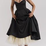Vestido de noche largo con escote en pico y detalles abullonados