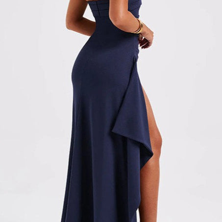 Vestido de noche sexy sin tirantes con abertura.