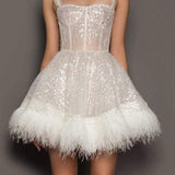 Vestido de noche sin tirantes con plumas y lentejuelas