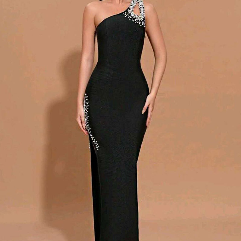 Vestido de noche asimétrico con pedrería y vendaje