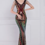 Vestido de noche sirena con lentejuelas y cuentas florales.