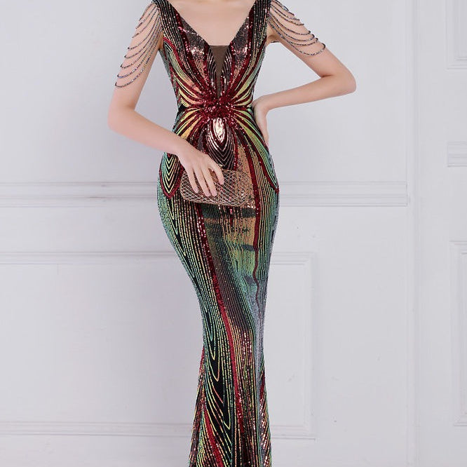 Vestido de noche sirena con lentejuelas y cuentas florales.