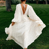 Vestido largo acampanado de jacquard con mangas abullonadas fruncidas y cierre con lazo en la espalda.