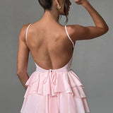 Vestido de noche con tirantes finos y volantes