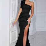 Elegante vestido de noche negro ajustado.