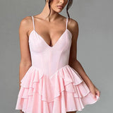Vestido de noche con tirantes finos y volantes