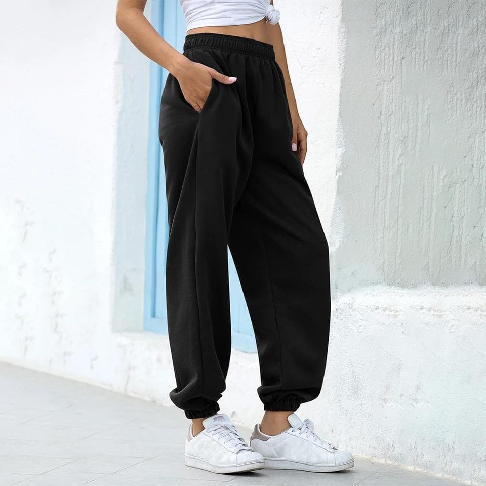 Pantalones deportivos para mujer: cómodos y elegantes, cintura elástica y corte moderno.
