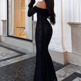 Elegante vestido largo con hombros descubiertos, mangas acampanadas de encaje y cola.