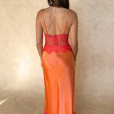 Vestido largo elegante y sexy con escote pronunciado y paneles de encaje transparente.