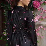 Vestido largo evasé con escote en pico y bajo acampanado en satén con estampado floral