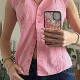 Blusa versátil a cuadros rojos y blancos