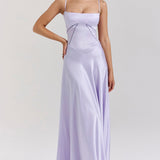 Elegante vestido de noche largo con tirantes finos y espalda escotada.