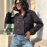 Chaqueta corta e informal estilo gabardina