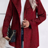 Elegante chaqueta entallada con solapas con muescas en tweed a cuadros