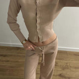 Conjunto sexy de dos piezas de malla, ajustado y abotonado, con mangas largas y cintura baja.