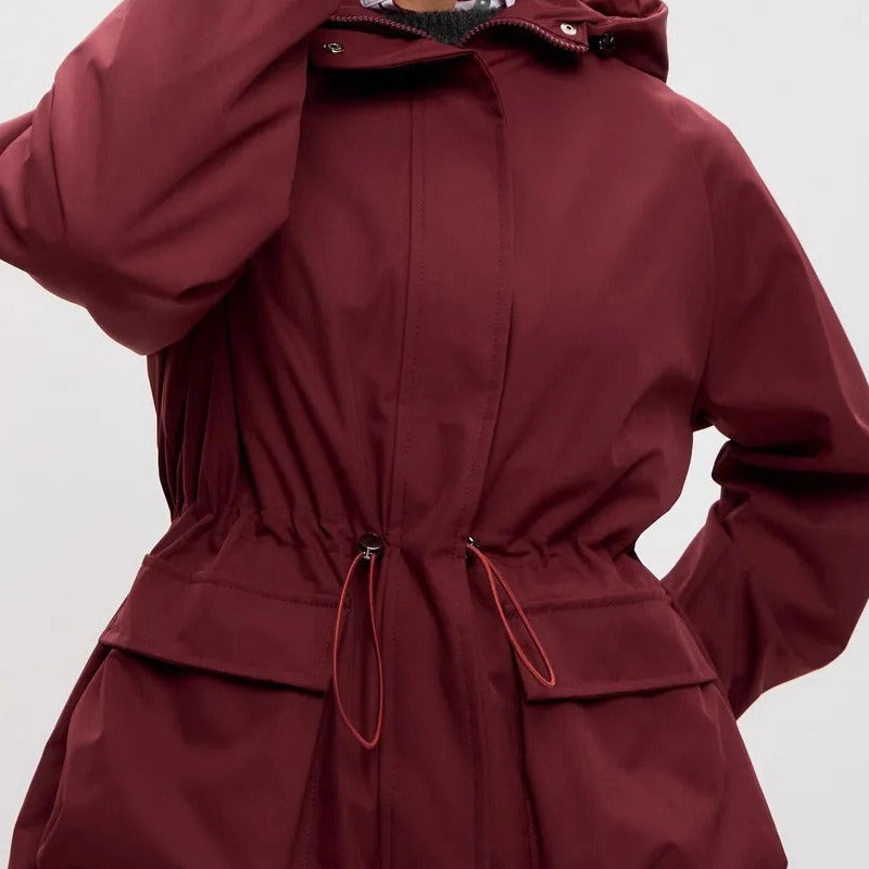 Chaqueta impermeable con capucha y cordón, corte holgado, informal, para senderismo al aire libre.