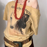Blusa con estampado gráfico, cuello asimétrico y mangas cortas.