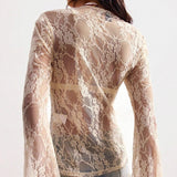 Blusa de encaje transparente con corte ajustado.