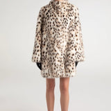 Gabardina de piel sintética con estampado de leopardo