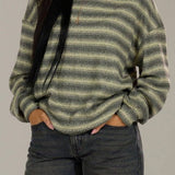 Blusa de suéter a rayas elegante y casual.