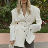 Blazer blanco con escote en pico y cintura ajustada
