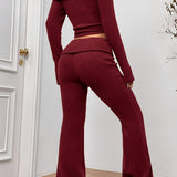 Conjunto sexy de dos piezas compuesto por un top ajustado con hombros descubiertos y pantalones.