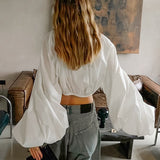 Elegante blusa con cintura elástica y cuello redondo, con cordón.