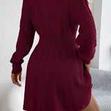 Minivestido de punto grueso con cuello redondo y cintura torcida