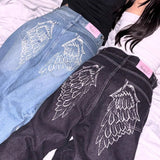 Vaqueros rectos bordados con alas de ángel y pedrería.