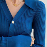 Elegante cárdigan azul de cuello en V en punto fino