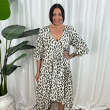 Vestido de mujer - Cuello en V - Corte fluido - Mangas 3/4 - Estampado animal moderno