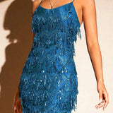 Vestido de noche con tirantes finos y flecos de lentejuelas.